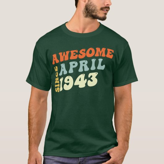 1943年4月生まれの80歳のお祝いに Groovy 80歳は素晴らしい 80周年おめでとう Tシャツ (正面)