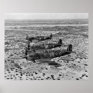 1943年、アフリカ上空のスピットファイア戦闘機。ヴィンテージ写真 ポスター