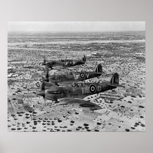 1943年、アフリカ上空のスピットファイア戦闘機。ヴィンテージ写真 ポスター (正面)
