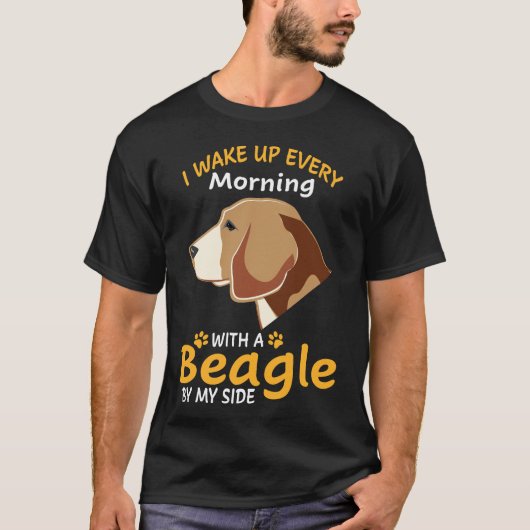 194 私のそばにいるビーグル犬 Tシャツ (正面)