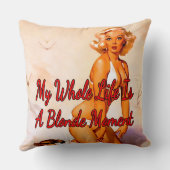 1950のブロンドのビーチby Gil Elvgren クッション (裏面)