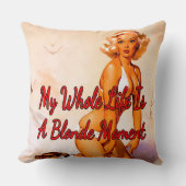 1950のブロンドのビーチby Gil Elvgren クッション (正面)