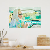 1950スタイリッシュ年代の女性がクラシック自動車を運転し ポスター (キッチン)