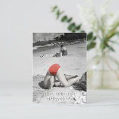 1950年のビーチ男の男が砂写真に頭 ポストカード (スタンド正面)