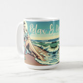 1950年のレトロ女性がビーチに座る コーヒーマグカップ (正面左)