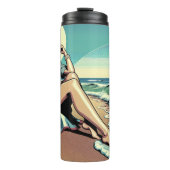 1950年のレトロ女性がビーチに座る タンブラー (正面)