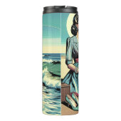 1950年のレトロ女性がビーチに座る タンブラー (裏面)