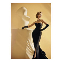 1950年エレガントの夕べブラックドレスを見せるモデル