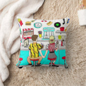 1950年代のカップルがダイナーで手を握り クッション (ブランケット)