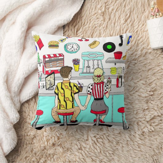 1950年代のカップルがダイナーで手を握り クッション (ブランケット)