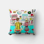 1950年代のカップルがダイナーで手を握り クッション (正面)