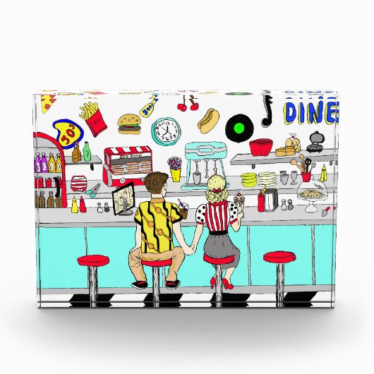 1950年代のカップルがダイナーで手を握り フォトブロック (正面)