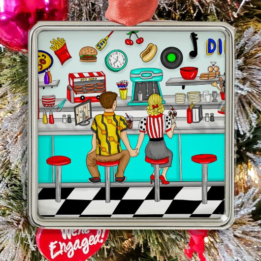 1950年代のカップルがダイナークリスマスに手を握り メタルオーナメント