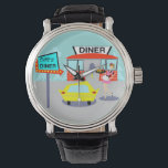 1950年代のダイナー時計 腕時計<br><div class="desc">この1950のダイナー時計で何か特別なものを提供しなさい。漫画のスケッチデザインは、青い窓と灰色の二重ドアを持つ赤レンガの建物を備え、屋根の上に止まった「ダイナー」と書かれた白い看板を備えている。駐車場では、第二の看板がポールの上にある。看板にはターコイズの背景と、「Don's Diner」への道を指す赤い点滅の矢印が付いている。 横にフィンが止まっている明るい黄色の車があるので、看板はその仕事を終えた。私たちは彼らを見ることができない場合でも、車の乗客は彼らの唇を叩いているに違いない。かわいい若いカーホップが車に向かう途中でローラースケートをしている。彼女のブルネットの髪は弾力のあるポニーテールになっている。彼女は黒いトリムと白いエプロンで短いピンクの制服を着ている。一方でバランスを取ったカーホッ運プは、巨大なハンバーガーと爽やかで古いソーダのガラス製のボトルを持つ黒いファッションドトレーである。背後の背景には薄青の雲と杉の木々のシルエットがティール（緑がかった色）している。</div>