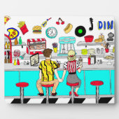 1950年代夫婦がダイナーで手をつなぐ   フォトプラーク (正面)