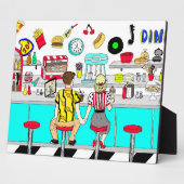 1950年代夫婦がダイナーで手をつなぐ   フォトプラーク (側面)