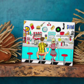 1950年代夫婦がダイナーで手をつなぐ   フォトプラーク (側面)