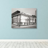 1950年、ミッドセンチュリー自動車販売店。 キャンバスプリント (インサイチュ (ウッドフロア))