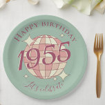 1955生まれ年70th birthday party decor紙プレート ペーパープレート<br><div class="desc">1955年の70thバースデーパーティーしゃれているで生まれは、紙のプレートにティール（緑がかった色）の青い背景にピンク色のディスコボールを飾ったパーティーテーブルの装飾がレトロのtouchを追加！あなたのイベントに合わせてすべての文字をパーソナライズ。</div>