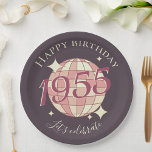 1955生まれ年70th birthday party decor紙プレート ペーパープレート<br><div class="desc">1955年の70thバースデーパーティーしゃれているで生まれは、紙のプレートをピンク色の背景にディスコのボールで飾ったパーティーテーブルの装飾でレトロのtouchを追加！あなたのイベントに合わせてすべての文字をパーソナライズ。</div>