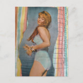 1957年のビーチでの美しい女性のコラージュ ポストカード (正面)