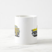 1957年のChevyの遊牧民の黄色は改造しました コーヒーマグカップ (中央)