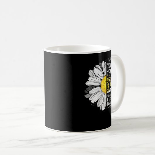 1957年3生まれ月65歳の女性 コーヒーマグカップ (正面右)