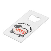 1959生まれ年のPigカードのボトルオープナー クレジットカード栓抜き (正面アングル)