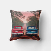 1960年代のトラックがダートロードでレースするモノグラム クッション (裏面)