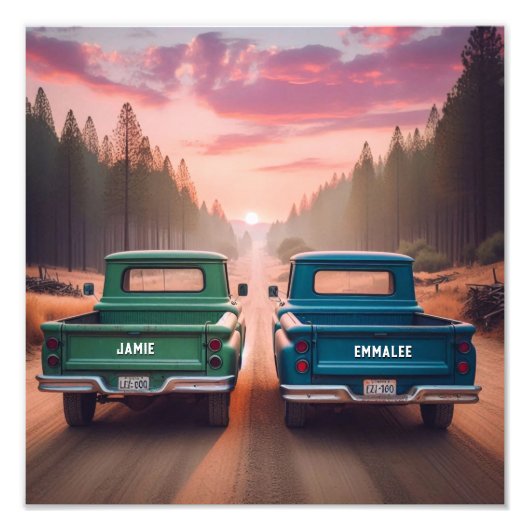 1960年代のトラックが名前をカスタムするで未舗装の道路を運転 フォトプリント (正面)