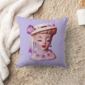 1960年代の美しい女性の頭の花瓶紫の花 クッション (ブランケット)