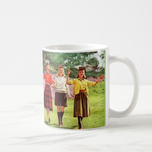 1960年10代の少女で頭に本を持つ コーヒーマグカップ (右)