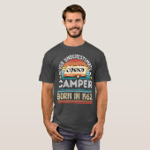 1962年生まれのキャンパーのための60歳の誕生日キャンピングギフト音楽 Tシャツ (正面フル)