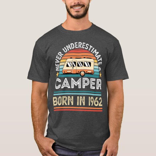 1962年生まれのキャンパーのための60歳の誕生日キャンピングギフト音楽 Tシャツ (正面)