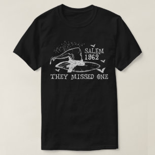 1962年 取り逃がした一人のサレムの魔女 ハロウィン Tシャツ