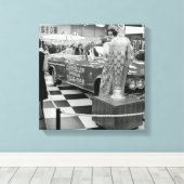 1963シカゴオートショークライスラーペースカーウーマン キャンバスプリント (インサイチュ (ウッドフロア))