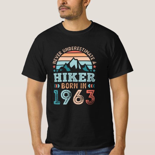 1963年の生まれハイカー60誕生日ハイキングレトロギフト Tシャツ (正面)