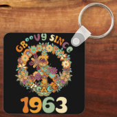 1963年以来のGroovyヴィンテージ誕生日パーティーの平和 キーホルダー (裏面)