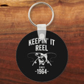1964誕生日Fi以降の61番目の魚釣りKeepin Itリール キーホルダー (正面)
