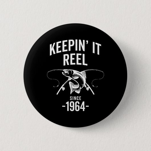 1964誕生日Fi以降の61番目の魚釣りKeepin Itリール 缶バッジ (正面)