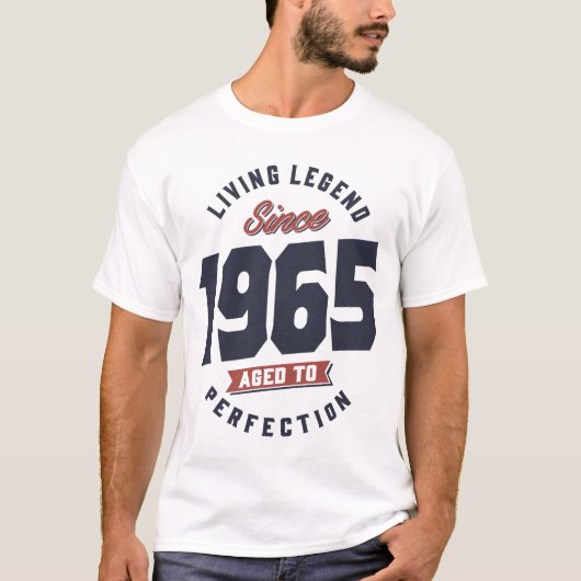 1965年以来の生きた伝説の誕生日ギフト Tシャツ (正面)