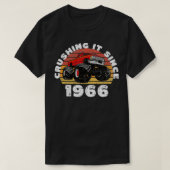 1966年の誕生以来モンスタートラックドライバーがそれを粉砕 Tシャツ (デザイン正面)