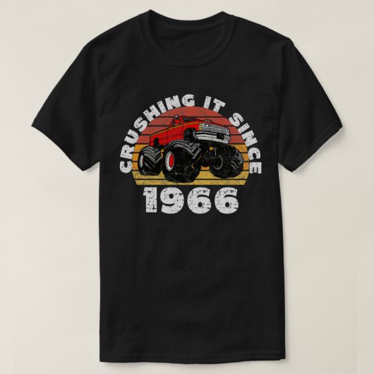 1966年の誕生以来モンスタートラックドライバーがそれを粉砕 Tシャツ (デザイン正面)