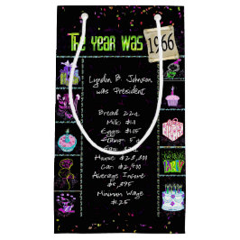 1966年生まれのトリビアがプリントされたブラックの小ギフトバッグ スモールペーパーバッグ