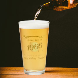 1966生まれ年60歳の誕生日パーティーでビールを飲む タンブラーグラス