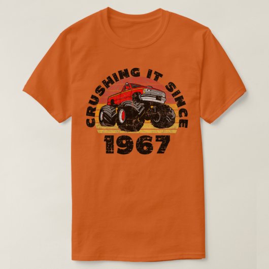 1967年の誕生以来モンスタートラックドライバーがそれを粉砕 Tシャツ (デザイン正面)