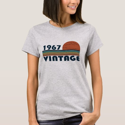 1967生まれ年のヴィンテージ誕生日ギフト Tシャツ (正面)