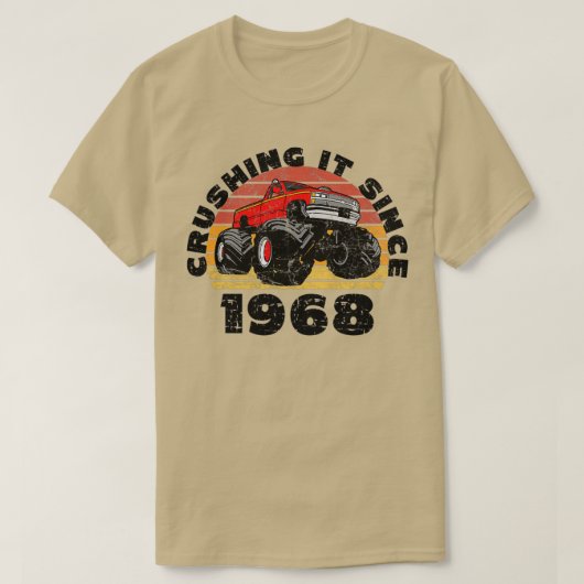 1968年の誕生以来モンスタートラックドライバーがそれを粉砕 Tシャツ (デザイン正面)