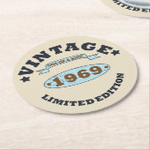 1969生まれ年のヴィンテージ誕生日ギフト ラウンドペーパーコースター (アングル)
