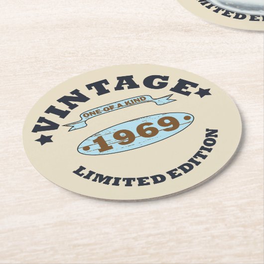 1969生まれ年のヴィンテージ誕生日ギフト ラウンドペーパーコースター (アングル)